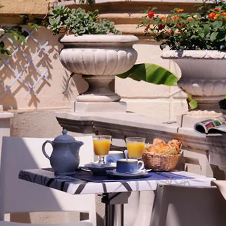 Hotel Saint Hubert 3*