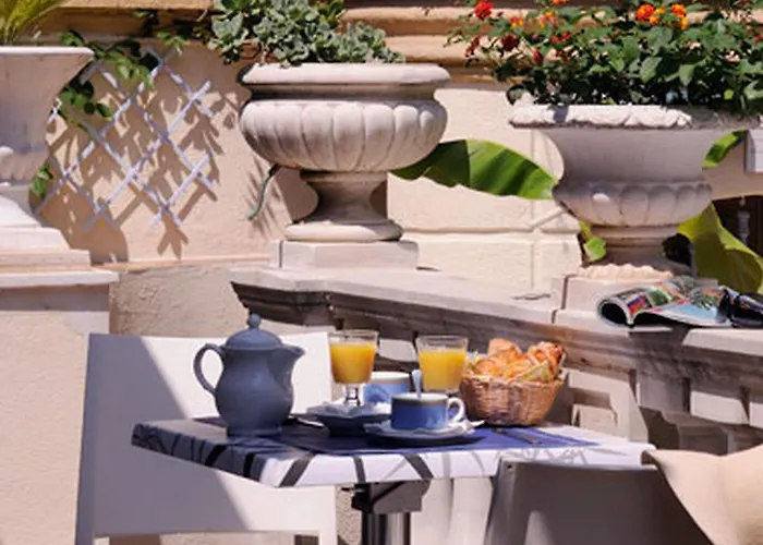 Hotel Saint Hubert 3*